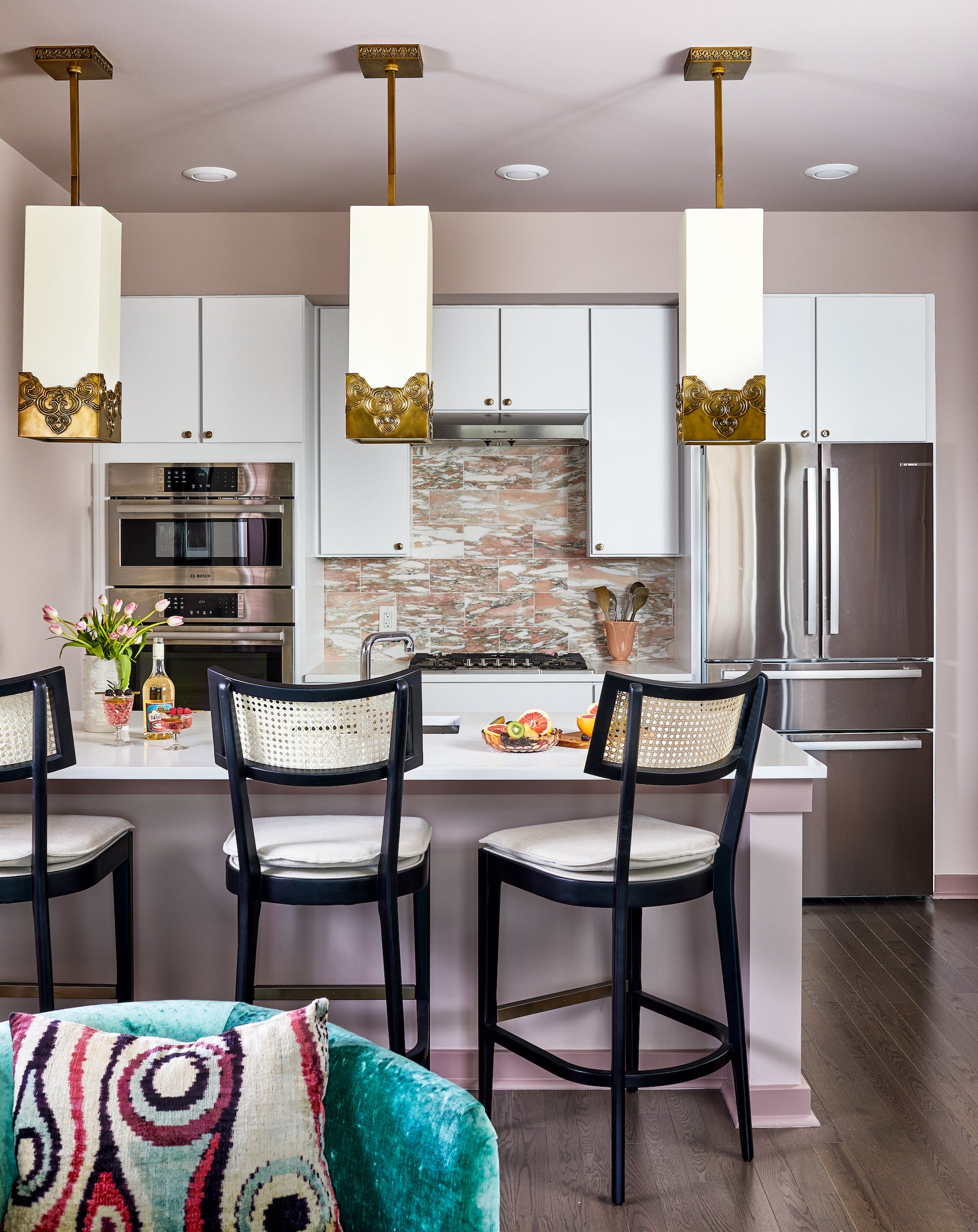 A neutral, modern kitchen by Lisa & Leroy.