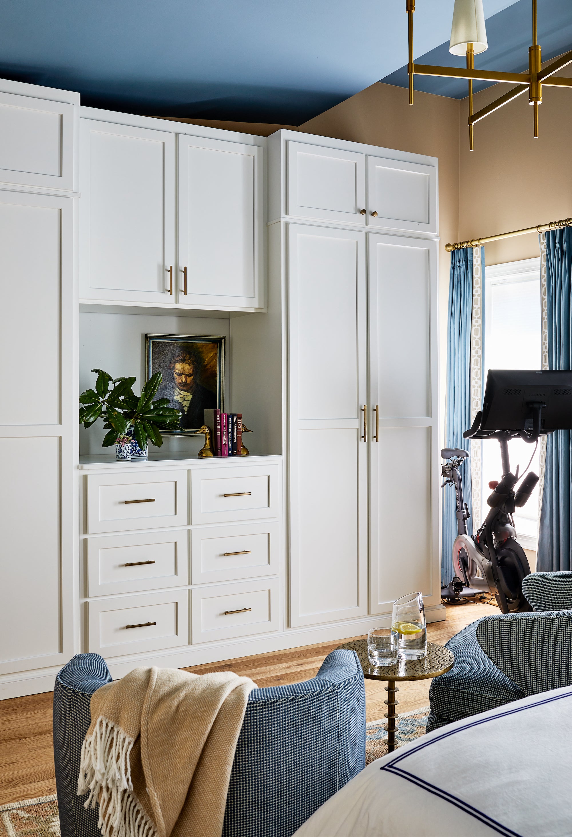 A sitting area by Lisa & Leroy with white cabinetry and serene blues.