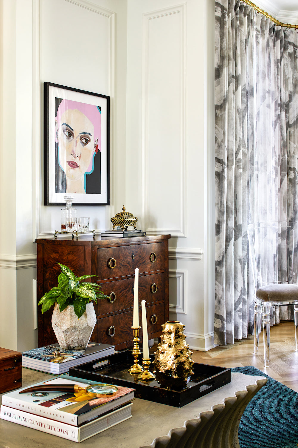 A living area with white walls, contrasted by colorful furnishings, by Lisa & Leroy.